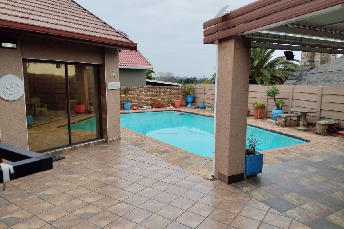 Spacious Family Home with Pool, Flats & Excellent Location in Birchleigh - Photo 2