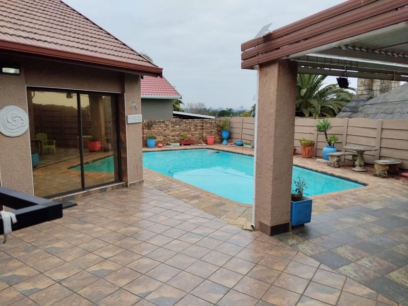 Spacious Family Home with Pool, Flats & Excellent Location in Birchleigh - Photo 2