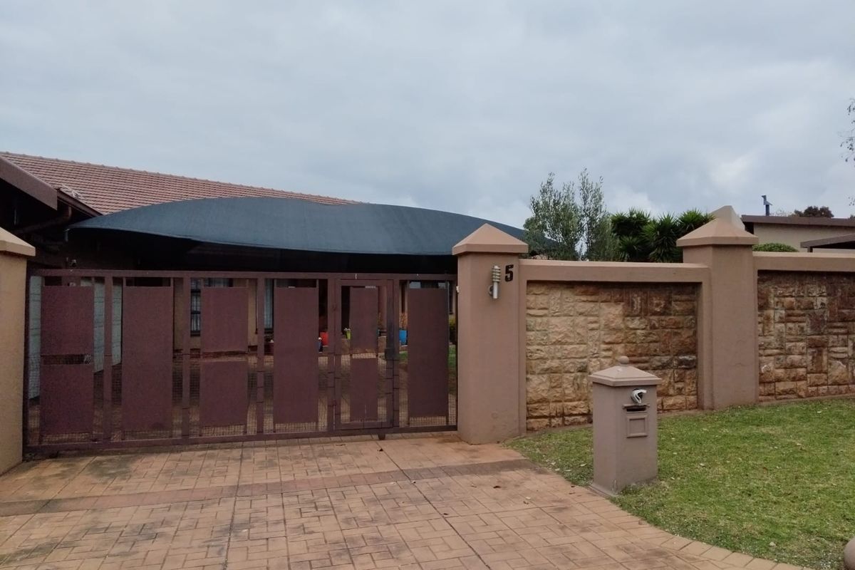 Spacious Family Home with Pool, Flats & Excellent Location in Birchleigh - Photo 3