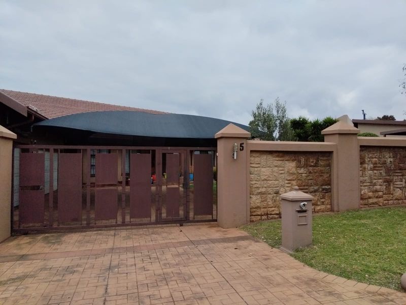 Spacious Family Home with Pool, Flats & Excellent Location in Birchleigh - Photo 3