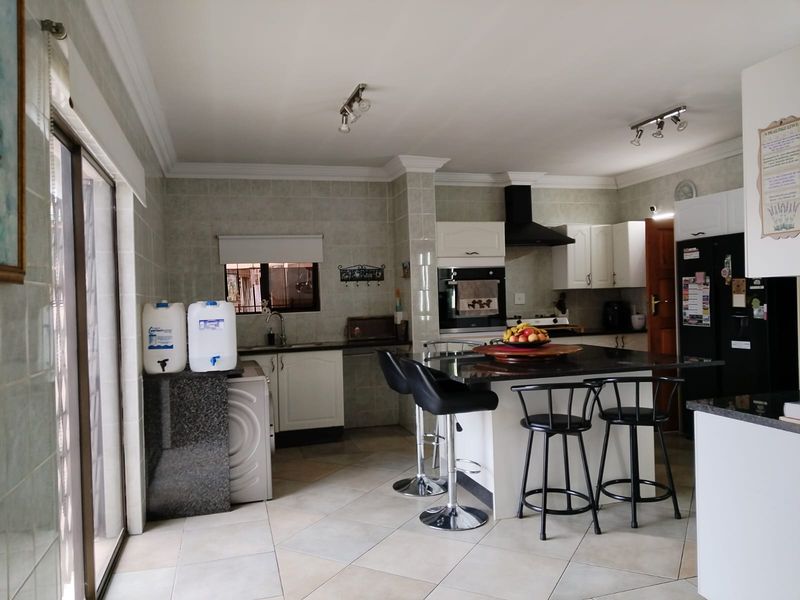 Spacious Family Home with Pool, Flats & Excellent Location in Birchleigh - Photo 10