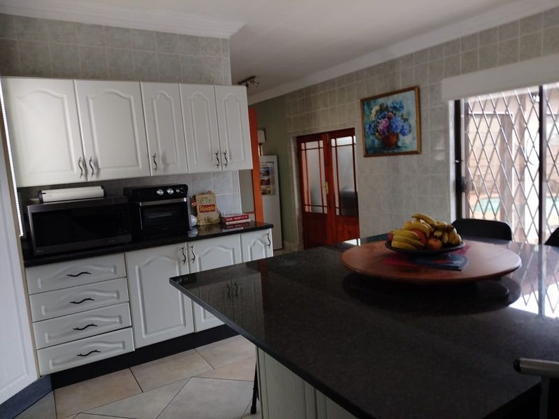 Spacious Family Home with Pool, Flats & Excellent Location in Birchleigh - Photo 9