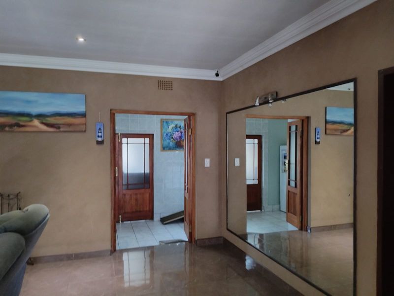 Spacious Family Home with Pool, Flats & Excellent Location in Birchleigh - Photo 6