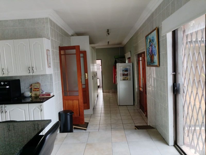 Spacious Family Home with Pool, Flats & Excellent Location in Birchleigh - Photo 8