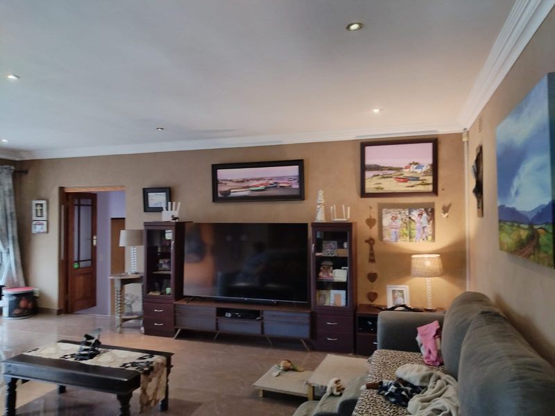 Spacious Family Home with Pool, Flats & Excellent Location in Birchleigh - Photo 7