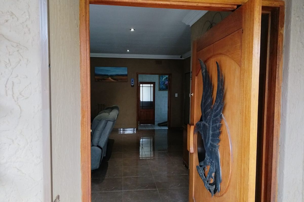 Spacious Family Home with Pool, Flats & Excellent Location in Birchleigh - Photo 5