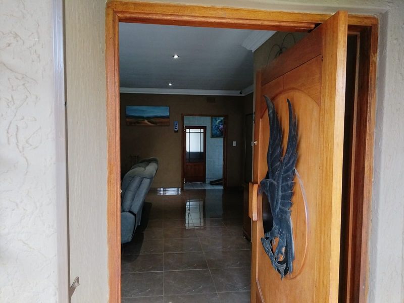 Spacious Family Home with Pool, Flats & Excellent Location in Birchleigh - Photo 5