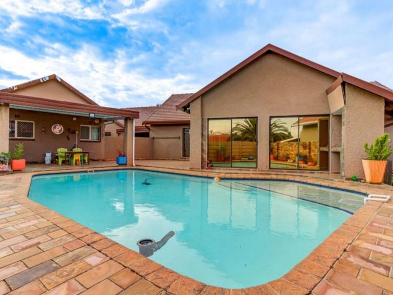 Spacious Family Home with Pool, Flats & Excellent Location in Birchleigh - Photo 1