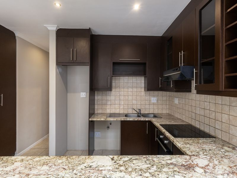 Cozy 3 Bedroom 2 Bathroom House to Let - Photo 2
