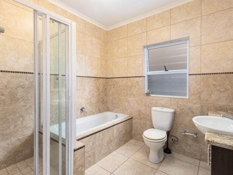 Cozy 3 Bedroom 2 Bathroom House to Let - Photo 6