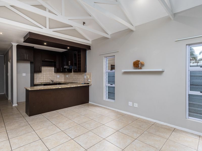 Cozy 3 Bedroom 2 Bathroom House to Let - Photo 4
