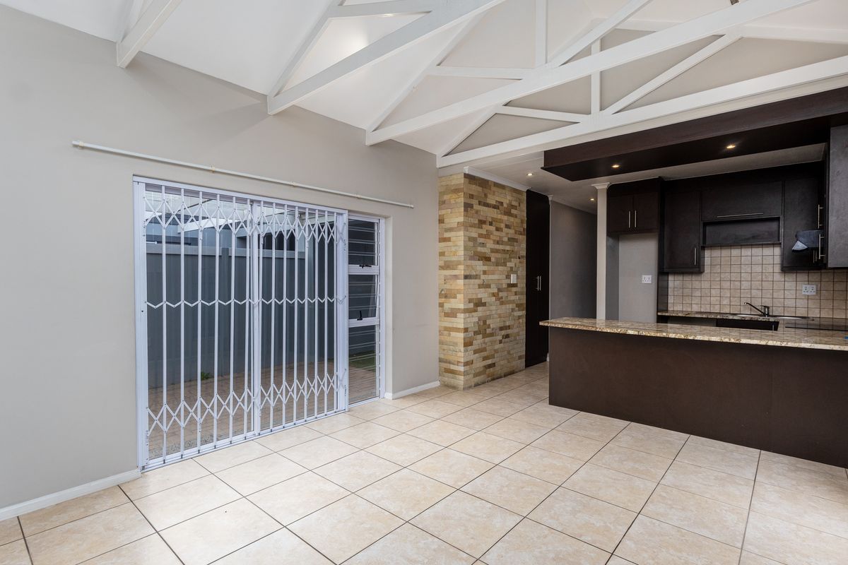 Cozy 3 Bedroom 2 Bathroom House to Let - Photo 3