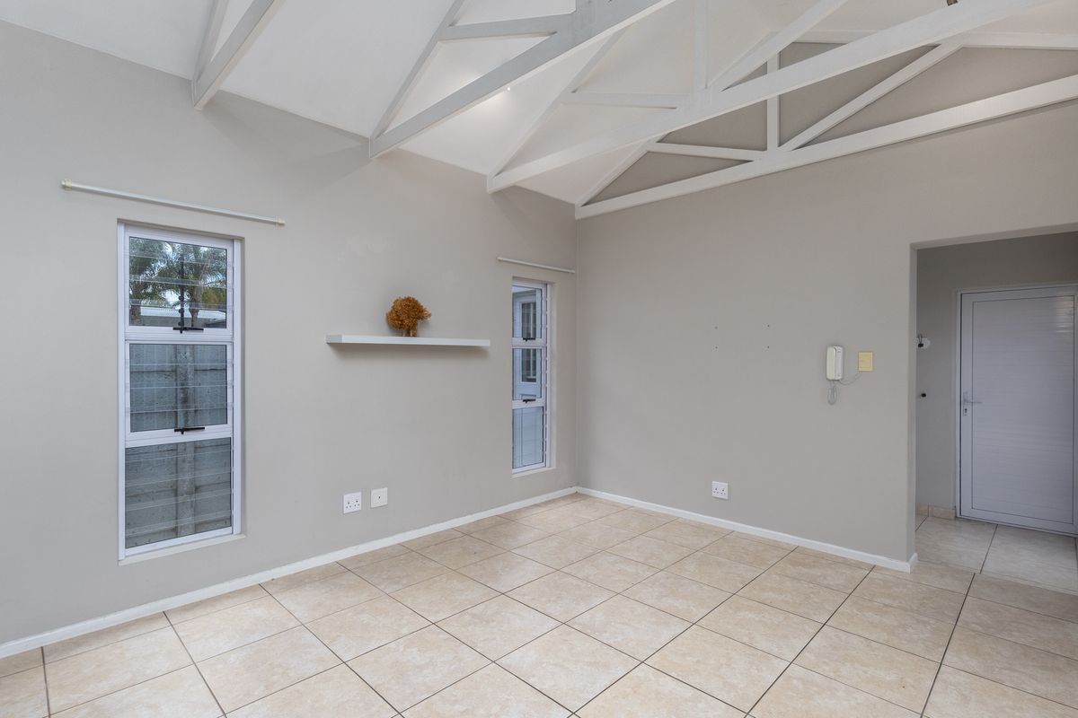 Cozy 3 Bedroom 2 Bathroom House to Let - Photo 5