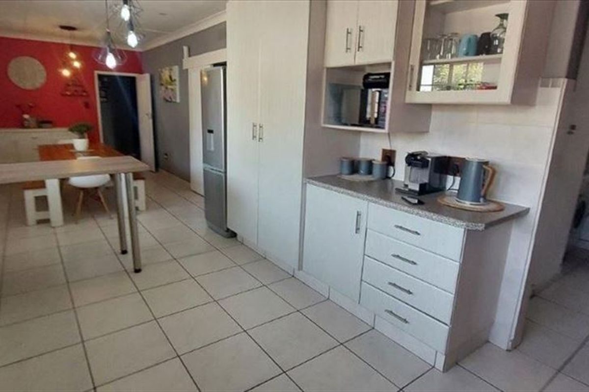 Priced right for the extended family - Photo 2