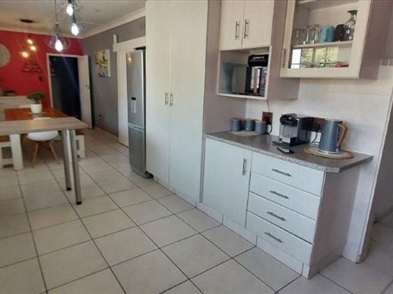 Priced right for the extended family - Photo 2