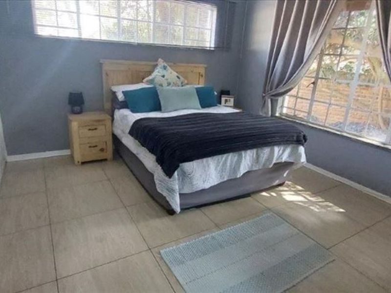 Priced right for the extended family - Photo 7