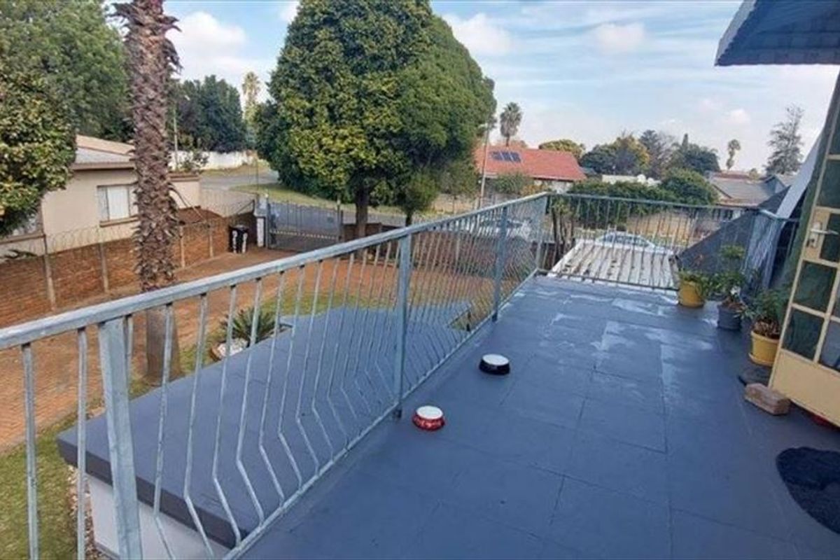Priced right for the extended family - Photo 3