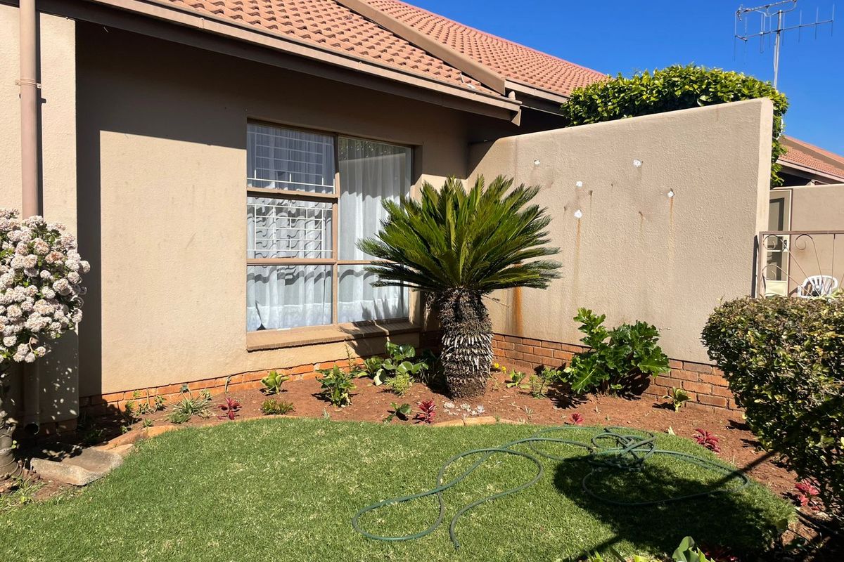 Charming 2-Bedroom Townhouse with Private Garden in Birchleigh – Perfect Starter Home! - Photo 3