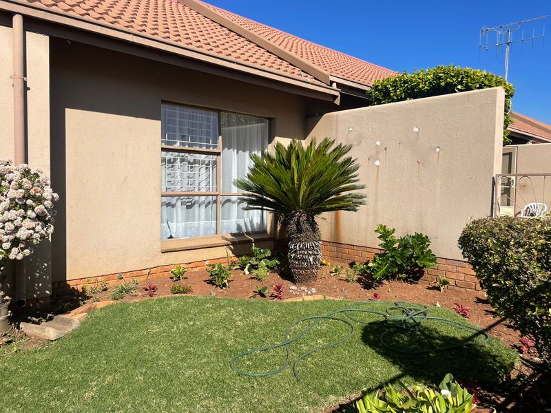 Charming 2-Bedroom Townhouse with Private Garden in Birchleigh – Perfect Starter Home! - Photo 3