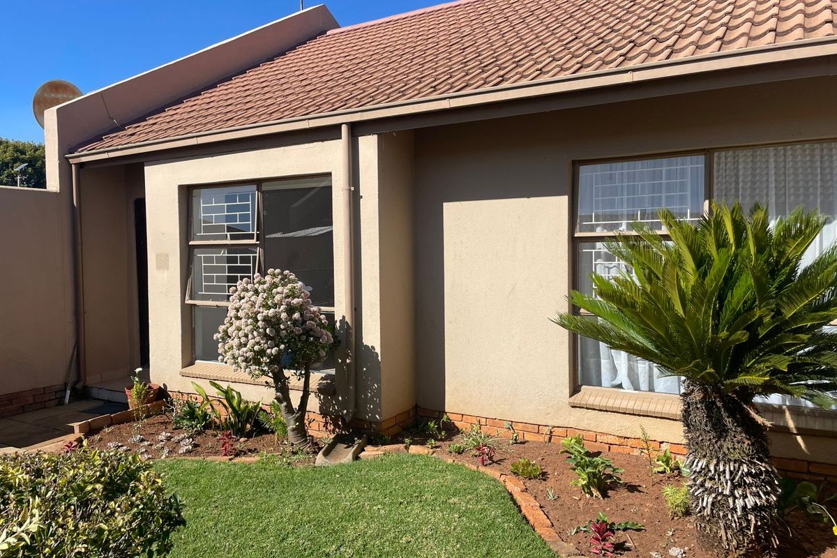 Charming 2-Bedroom Townhouse with Private Garden in Birchleigh – Perfect Starter Home! - Photo 2