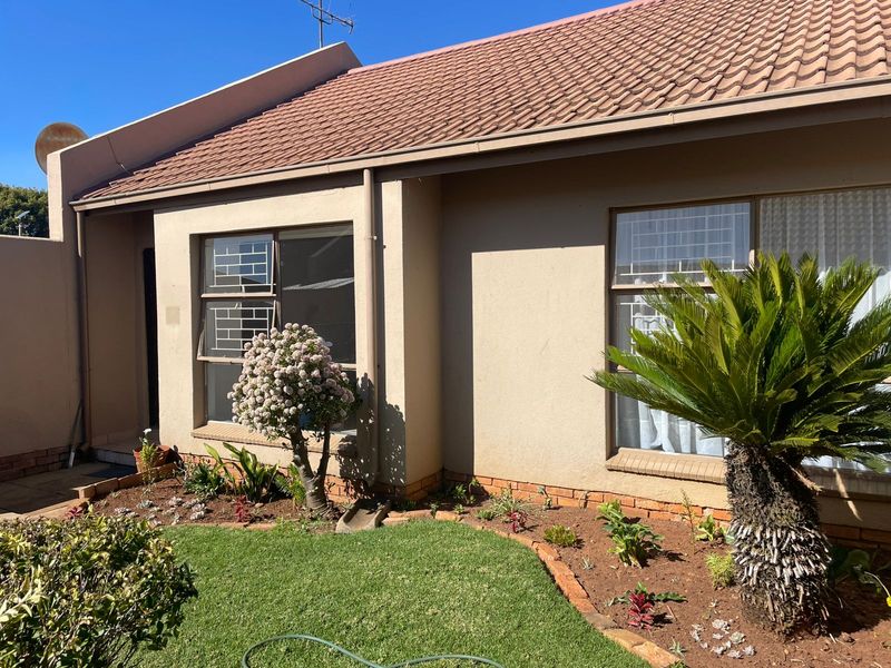 Charming 2-Bedroom Townhouse with Private Garden in Birchleigh – Perfect Starter Home! - Photo 2