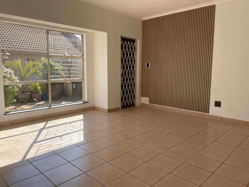 Charming 2-Bedroom Townhouse with Private Garden in Birchleigh – Perfect Starter Home! - Photo 4
