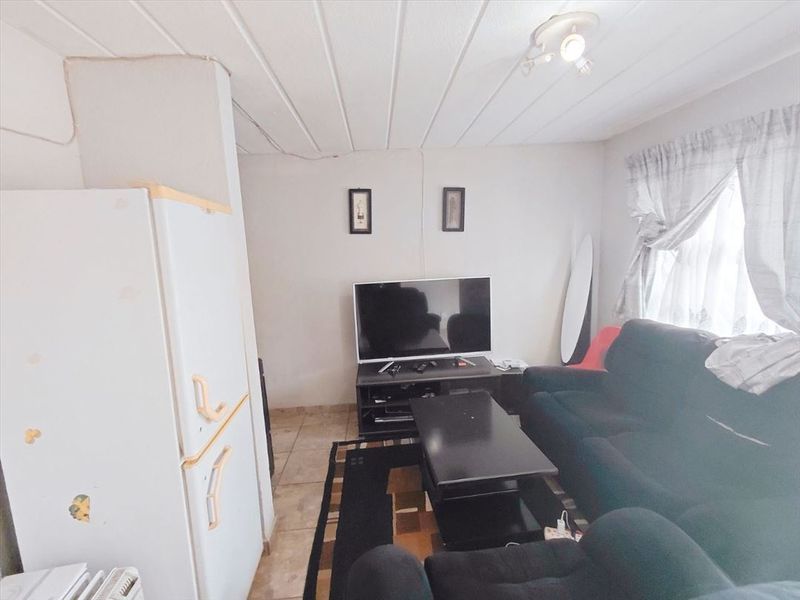Two Bedroom Ground Floor Town house in a Family Friendly Complex - Photo 5
