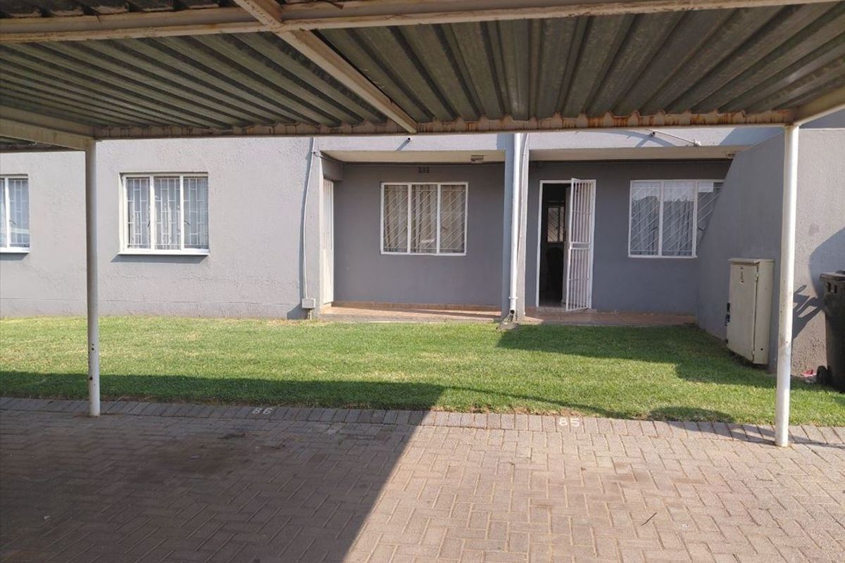 Two Bedroom Ground Floor Town house in a Family Friendly Complex - Photo 2