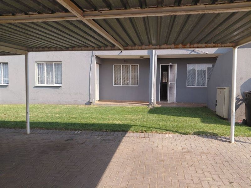 Two Bedroom Ground Floor Town house in a Family Friendly Complex - Photo 2