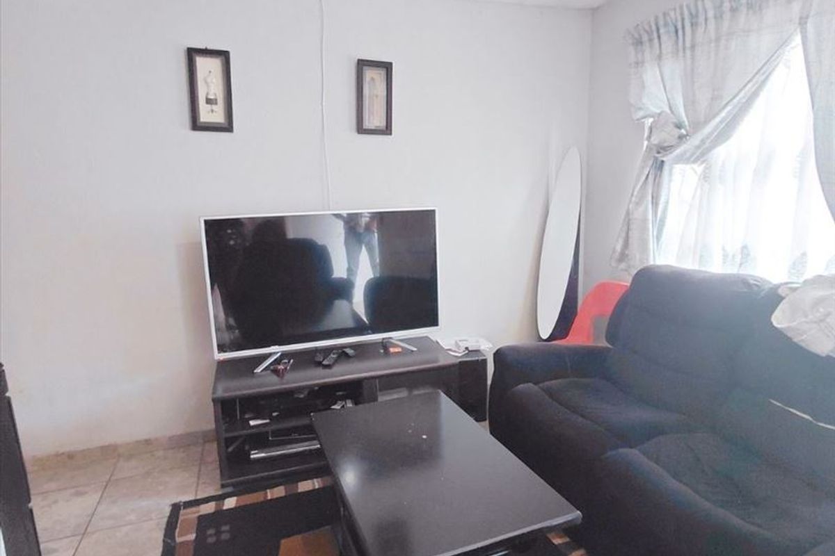 Two Bedroom Ground Floor Town house in a Family Friendly Complex - Photo 4