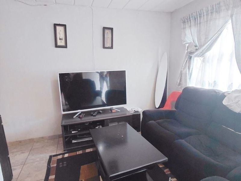 Two Bedroom Ground Floor Town house in a Family Friendly Complex - Photo 4