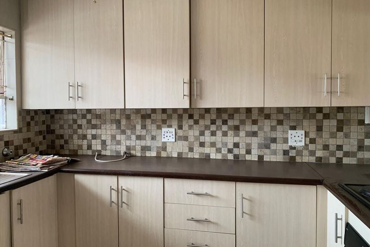 2 Bedroom Ground Floor Flatlet with your own private garden and swimming pool in comple - Photo 5