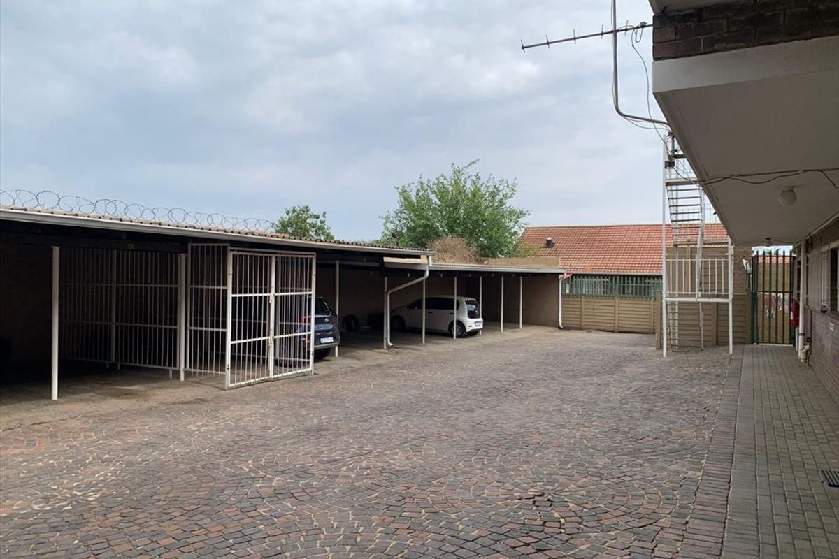 2 Bedroom Ground Floor Flatlet with your own private garden and swimming pool in comple - Photo 3