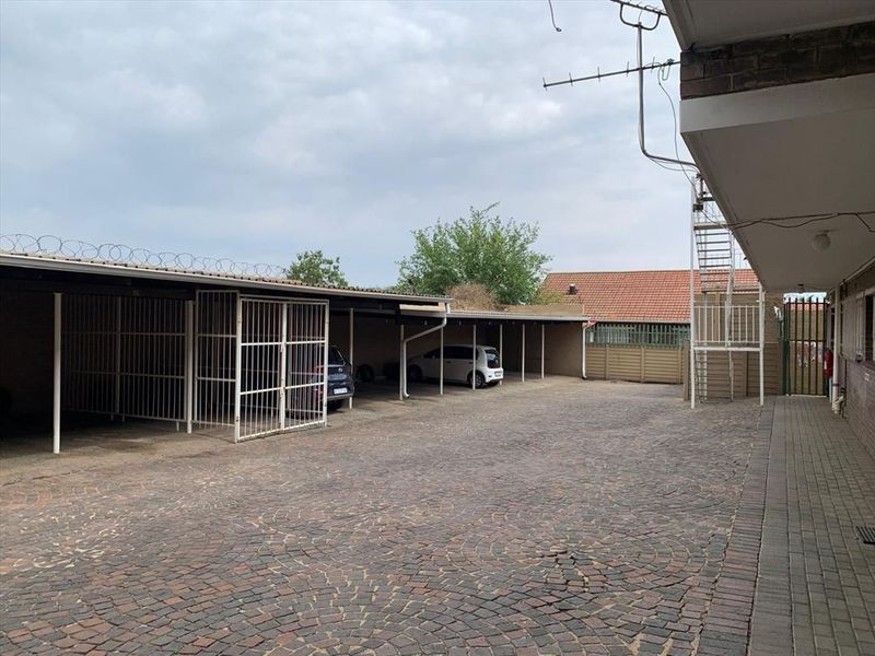 2 Bedroom Ground Floor Flatlet with your own private garden and swimming pool in comple - Photo 3