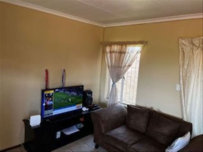 2 Bedroom Townhouse in Edleen, with a Build in Braai on the veranda - Photo 1