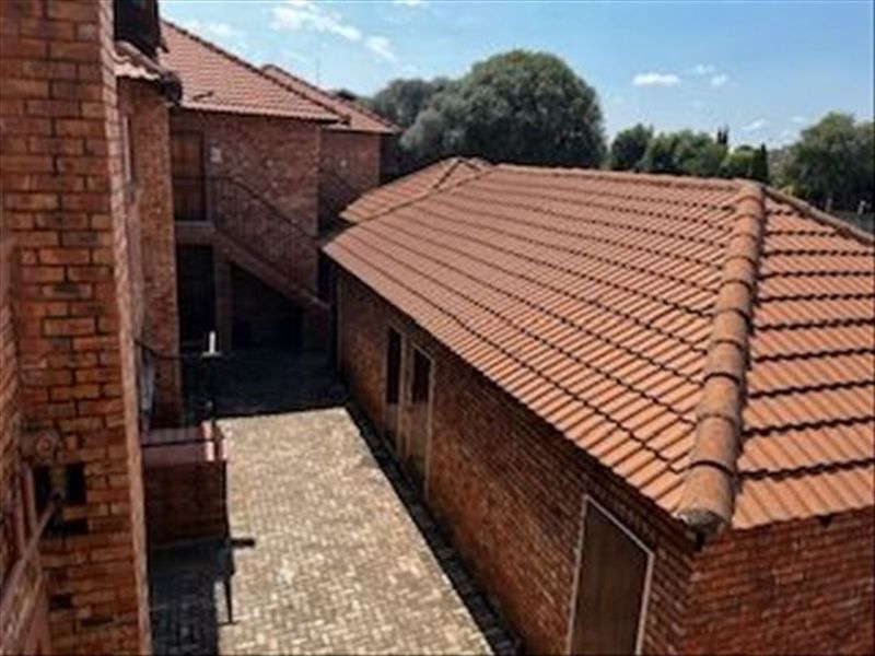 2 Bedroom Townhouse in Edleen, with a Build in Braai on the veranda - Photo 10