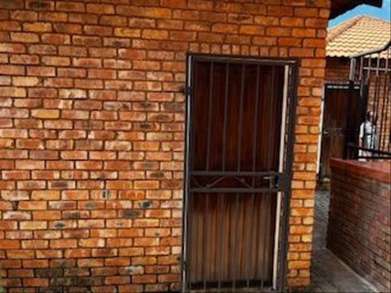 2 Bedroom Townhouse in Edleen, with a Build in Braai on the veranda - Photo 7