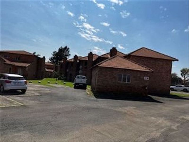 2 Bedroom Townhouse in Edleen, with a Build in Braai on the veranda - Photo 6