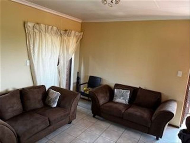 2 Bedroom Townhouse in Edleen, with a Build in Braai on the veranda - Photo 2