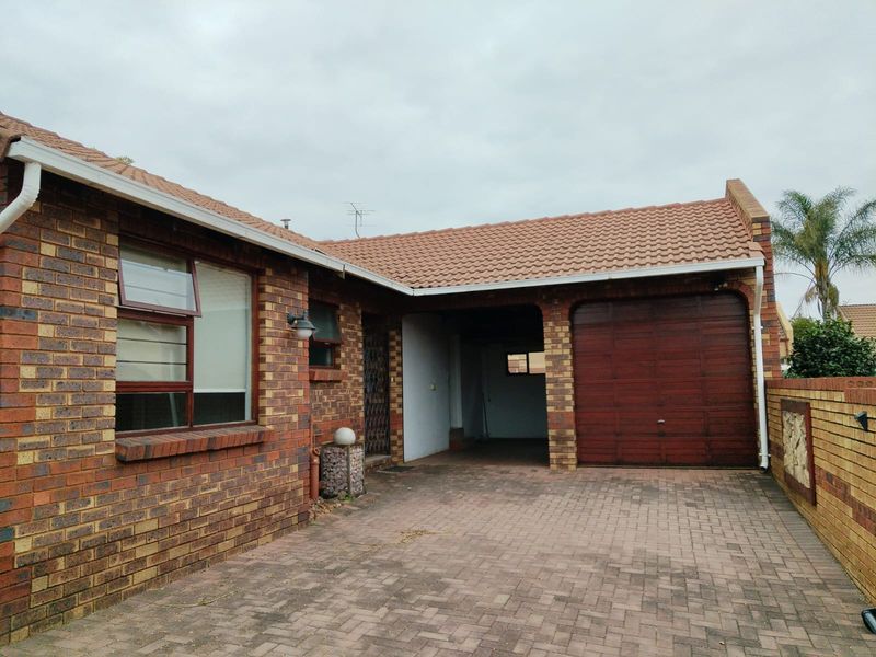 Exclusive living in 3-Bedroom, 2-Bathroom Cluster in Bishops Court awaiting its new owner. - Photo 1