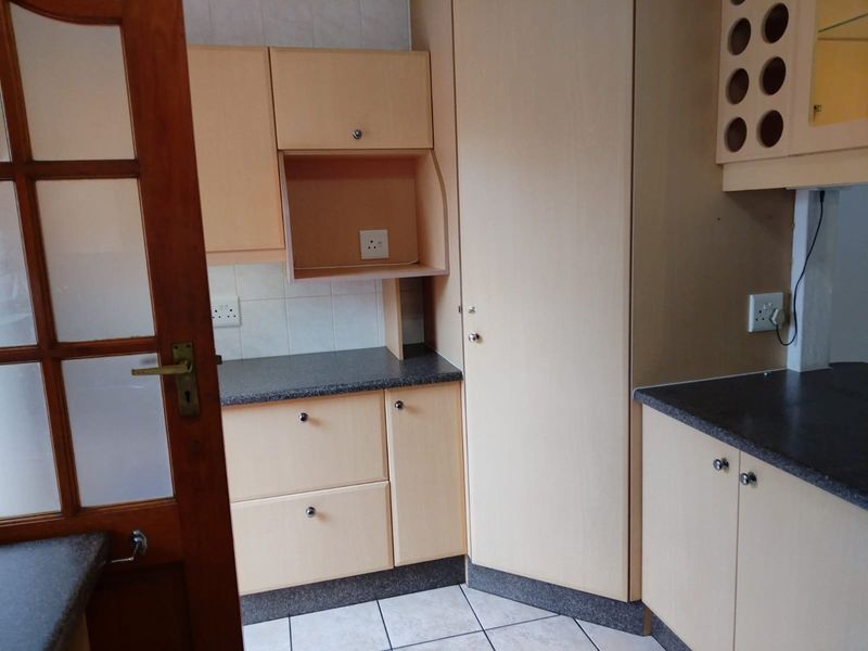 Exclusive living in 3-Bedroom, 2-Bathroom Cluster in Bishops Court awaiting its new owner. - Photo 6