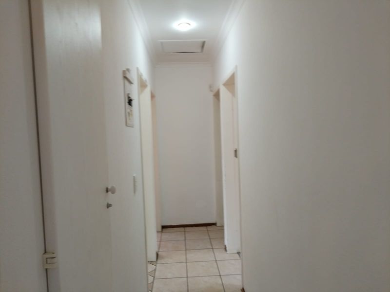 Exclusive living in 3-Bedroom, 2-Bathroom Cluster in Bishops Court awaiting its new owner. - Photo 9
