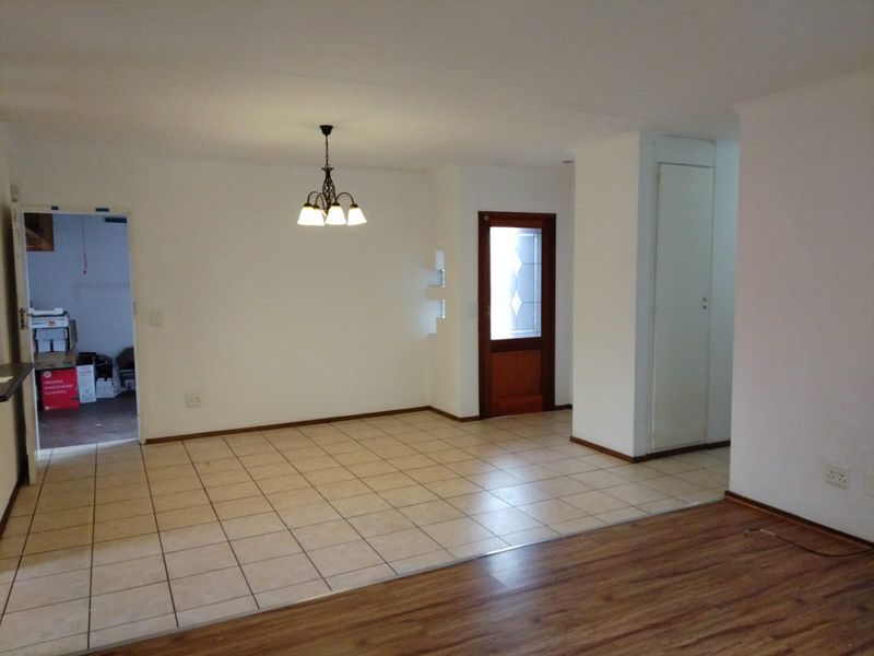 Exclusive living in 3-Bedroom, 2-Bathroom Cluster in Bishops Court awaiting its new owner. - Photo 3