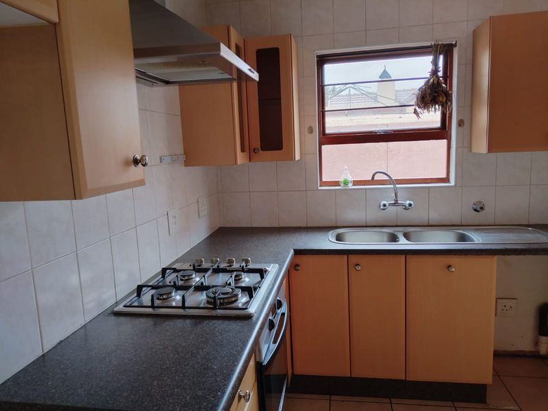 Exclusive living in 3-Bedroom, 2-Bathroom Cluster in Bishops Court awaiting its new owner. - Photo 8