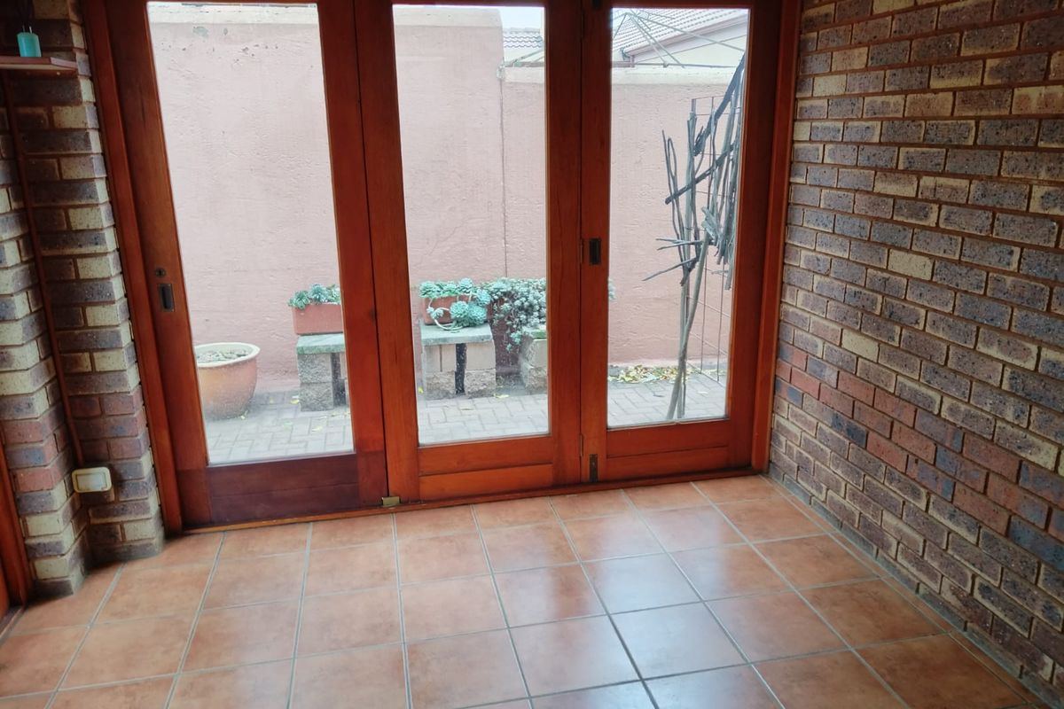 Exclusive living in 3-Bedroom, 2-Bathroom Cluster in Bishops Court awaiting its new owner. - Photo 4