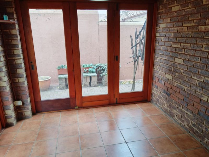 Exclusive living in 3-Bedroom, 2-Bathroom Cluster in Bishops Court awaiting its new owner. - Photo 4
