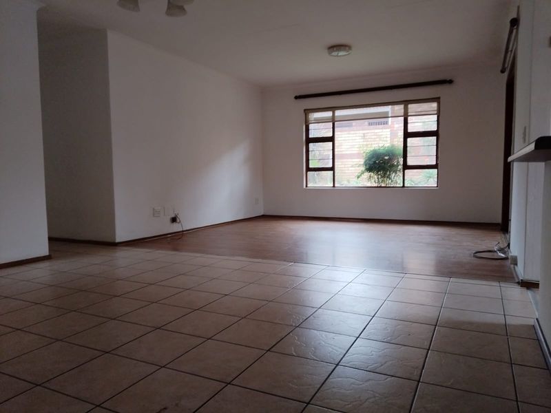 Exclusive living in 3-Bedroom, 2-Bathroom Cluster in Bishops Court awaiting its new owner. - Photo 2