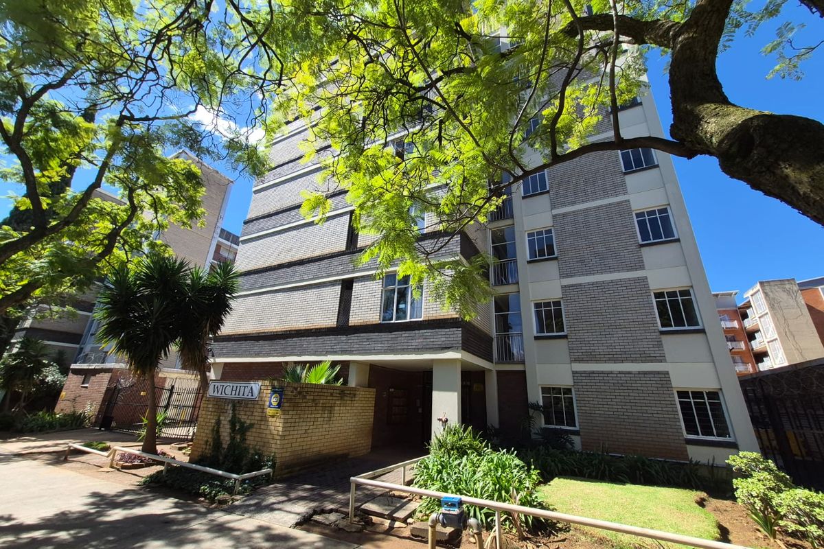 Great Investment -  2 Bed Apartment  - close to University - Photo 2