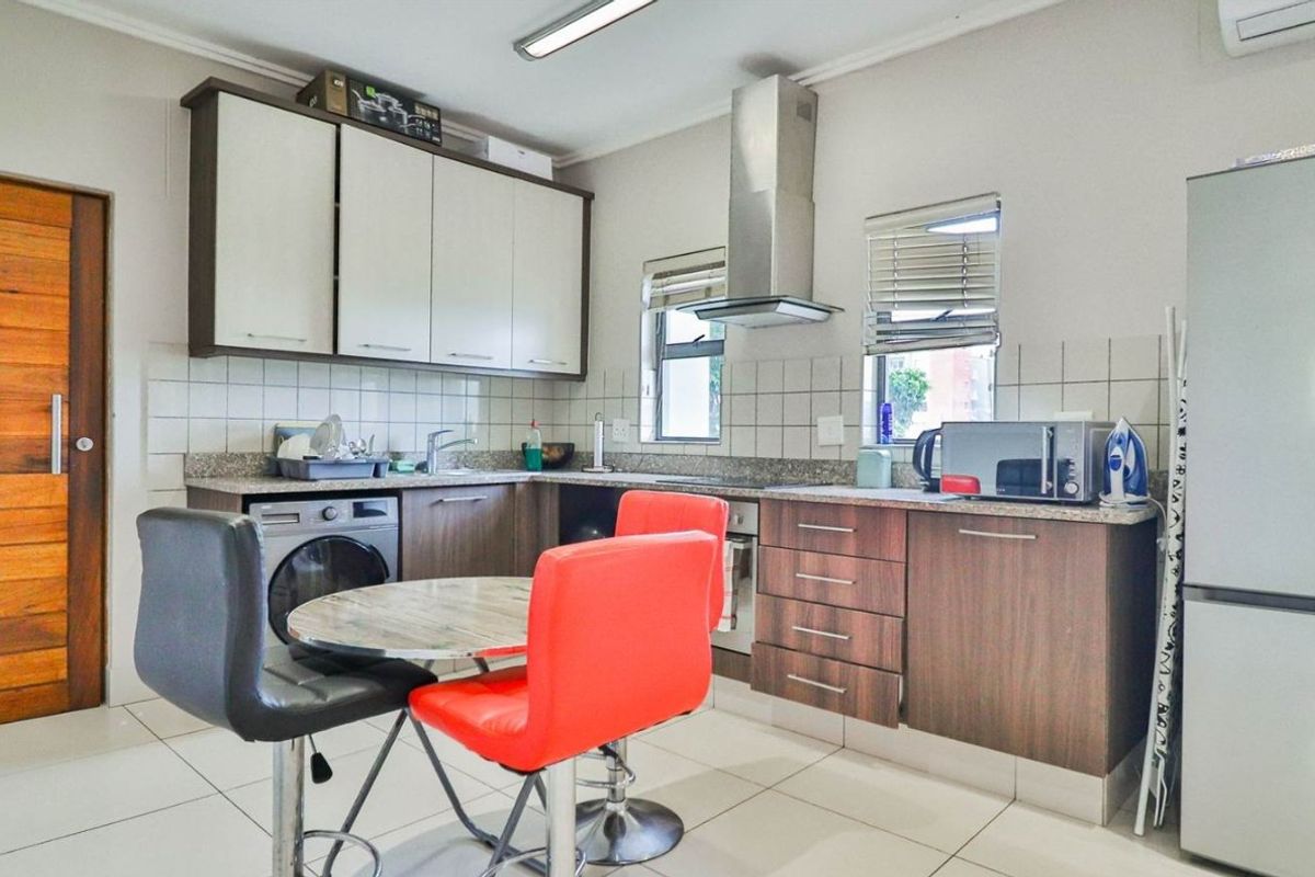 2 Bedroom apartment for sale in Umhlanga Ridge - Photo 3