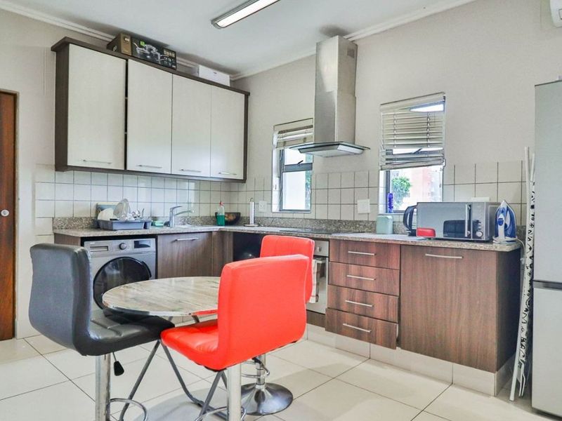 2 Bedroom apartment for sale in Umhlanga Ridge - Photo 3